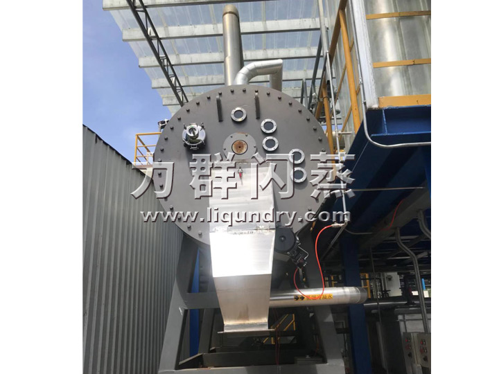 使用中的真空耙式幹燥機
